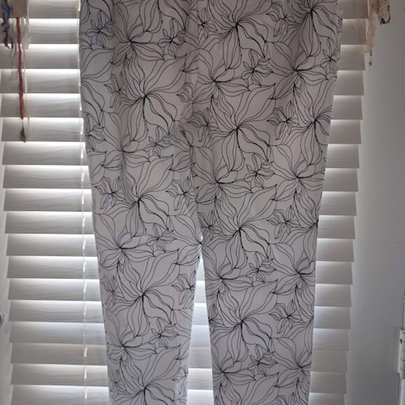 Chico’s Perfect Stretch Ankle Pants Sz 12/14 Floral Black White Pull On Stretch - Picture 8 of 9